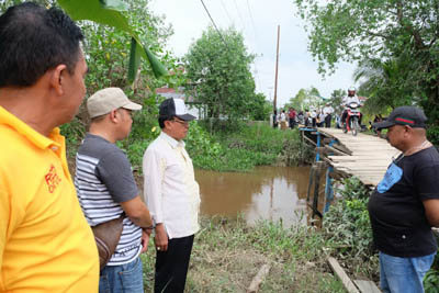 Bupati Inhil Lihat Kondisi Terkini Jembatan Yang Pernah Ambruk di Desa Sungai Luar